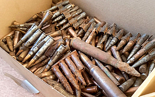 Metalowa skrzynia z amunicją w lesie koło Szczytna. Na znalezisko z czasów wojny natrafił grzybiarz